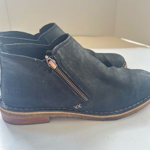 UGG Australia Clementine Leather Side Zip Black Boots 8.5